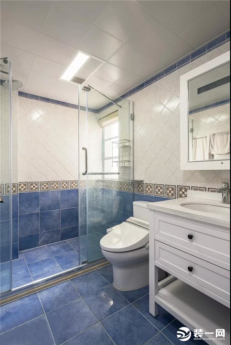  卫生间做了干湿分离的设计，方便业主打理。整体选用蓝白色系仿古砖，带来清新自然的气息。