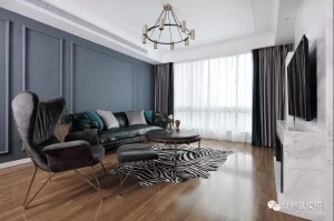  落地窗为室内引入明亮的光线，窗帘与客厅色调一致，营造平静、放松的空间氛围。