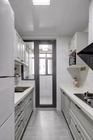厨房与生活阳台空间以玻璃门相隔，有着基础的晾晒功能。
