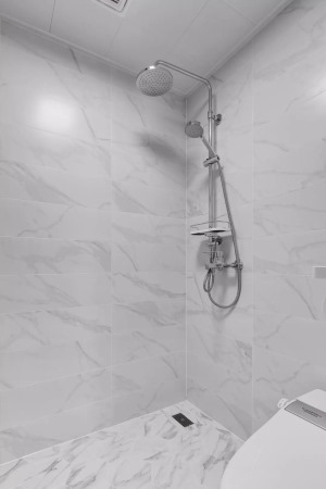 白色大理石纹瓷砖的运用，使得卫浴空间分外清爽。