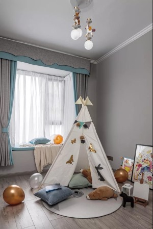 儿童房简单的摆放了一个小帐篷，蓝白色调的空间基调，以及同色系的软装搭配，营造温馨舒缓的空间氛围。