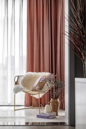 阳台地面铺设大理石纹路瓷砖，搭配柔和的烟粉色窗帘，营造出一种高级质感。
