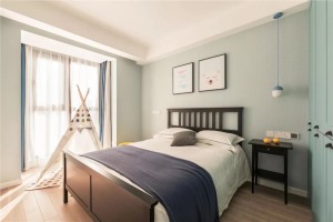 清新的蓝色调作为屋主儿子房间的主色调，营造清爽明朗的氛围，细腻温和的视觉感受也与女儿房如出一辙。
