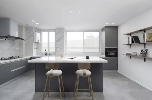 厨房空间较大，设计师将其做了重新规划和利用，单独设计的岛台提高空间利用率，也更贴合业主的生活喜好，中