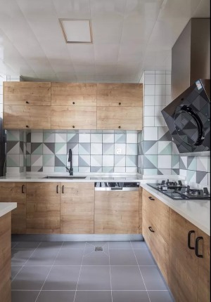  厨房，白色+木色的橱柜纯净而温暖，墙面花砖的颜色也与空间主调中的白、绿、灰巧妙呼应，整体感觉自然清