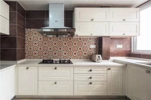 厨房在颜色选择上遵循整个空间灰白主色调，棕色瓷砖增添美式厨房的复古感。