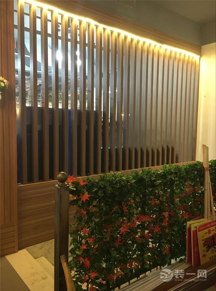 楼梯间的木条栏栅让客户在进入饭店前对整体的布局有个模糊的视野，神秘感十足。