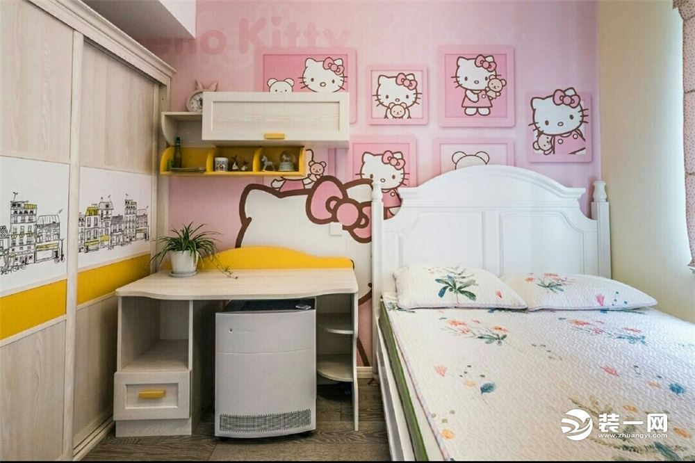粉色的HelloKitty壁纸、HelloKitty挂画、让这个儿童房温馨又甜蜜。