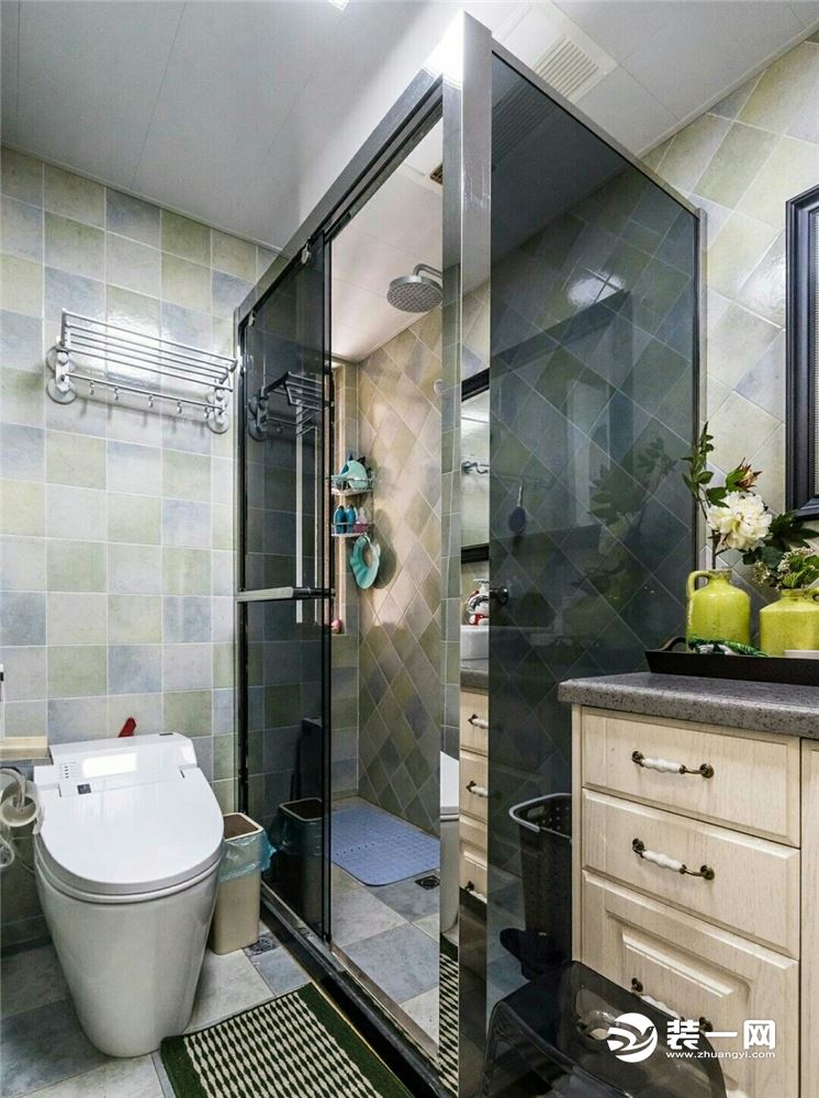 卫生间里淋浴、台盆、收纳柜一应俱全，彩色的拼接砖耐脏又美观，智能马桶让生活更便捷。