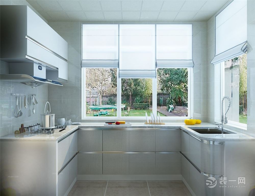 这张图是简欧风格的厨房，大体都是以白色的色调为主，干净整洁，给人很舒服的感觉。