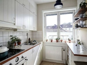 厨房的U形设计实用，白色的栅栏样式干净的一尘不染，阳光呼吸道了幸福的味道。
