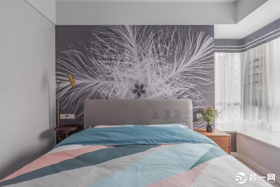 主卧床头羽毛图案的定制壁纸，给空间增添一抹温馨浪漫的氛围。集台灯与床头边几于一体的落地灯尺寸刚刚好的