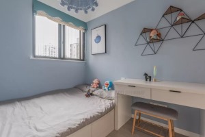 原始结构中儿童房特别小，通过设计师对结构重新布局后才有了这么大的书桌和衣柜。榻榻米的儿童床既节约空间