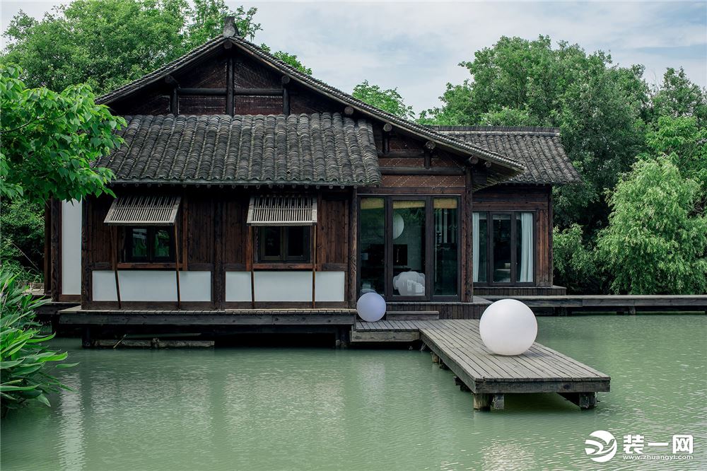所见酒店位于西溪湿地，以“隐世”为名，创造定制化的惬意度假体验。