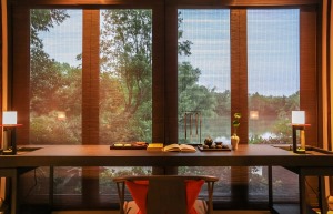 所见酒店位于西溪湿地，以“隐世”为名，创造定制化的惬意度假体验。