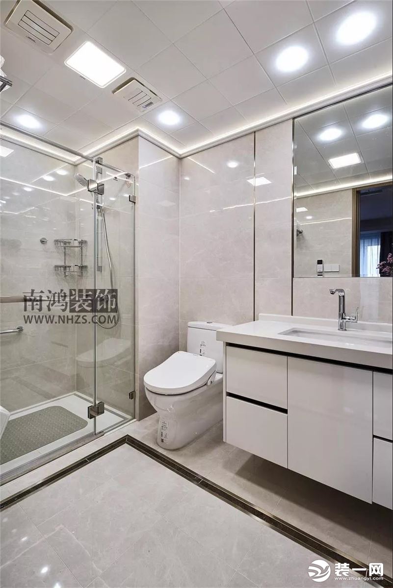 卫浴空间则是纯粹的白，玻璃和瓷砖给人明净的感觉