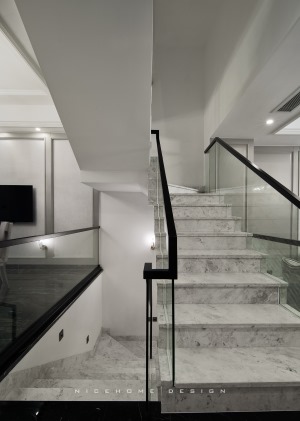 闲湖城华景湾405方美式轻奢风格 楼梯设计