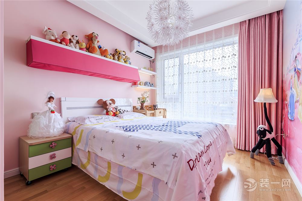 大大的公主床，精致的白色吊灯，粉色的迪士尼墙纸，柔软地毯，落地窗帘，一切彷佛是童话书中梦幻唯美的成长