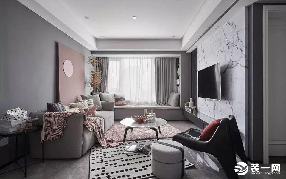 黑波点块毯和烟粉色地毯交叠，使本来平淡的灰色调客厅瞬间个性十足，颜值爆升。