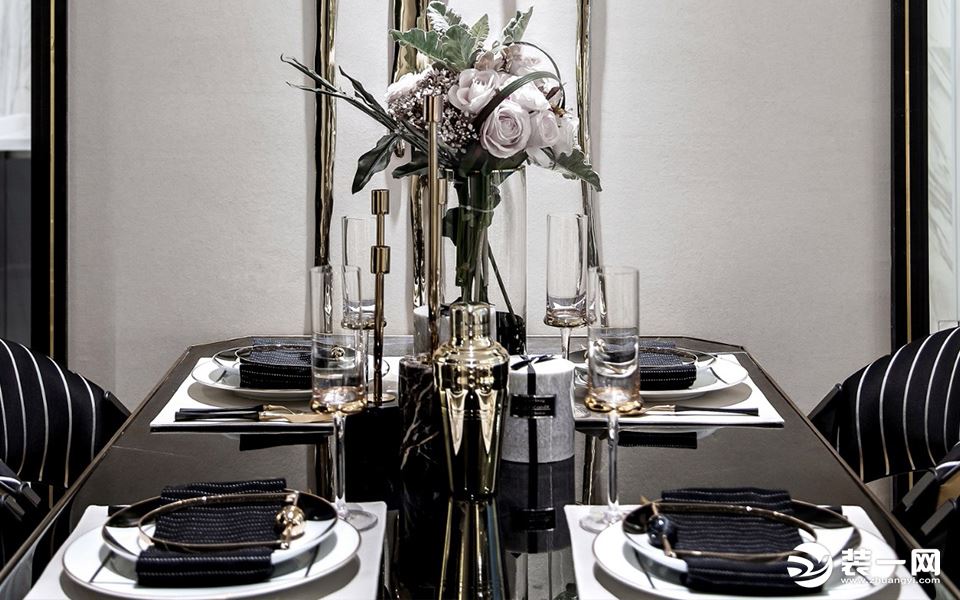 透过高脚玻璃杯而出的金色光晕，给餐桌铺上了一层浪漫主义色彩。