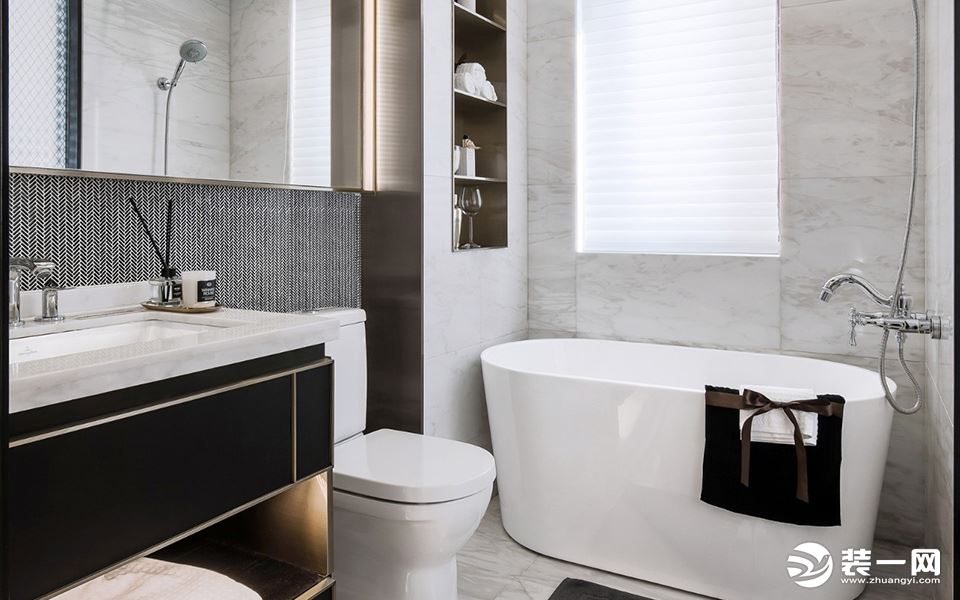  卫生间的空间虽小，浴缸的放置却不显得拥挤，相反，既能舒服泡澡，还能保证干湿分离。