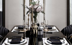 透过高脚玻璃杯而出的金色光晕，给餐桌铺上了一层浪漫主义色彩。