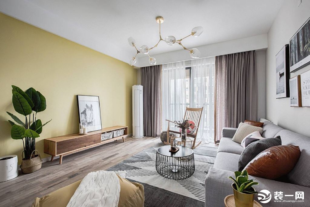 北欧风格的居家，浅淡的色彩，洁净的清爽感，让居家空间得以彻底降温。客厅空间的布置重点，在于家具的选购