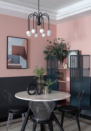 全屋用灰粉色和黑色墙漆上下分色的方式来营造复古感，通过大面积的色彩来带动视觉冲击力