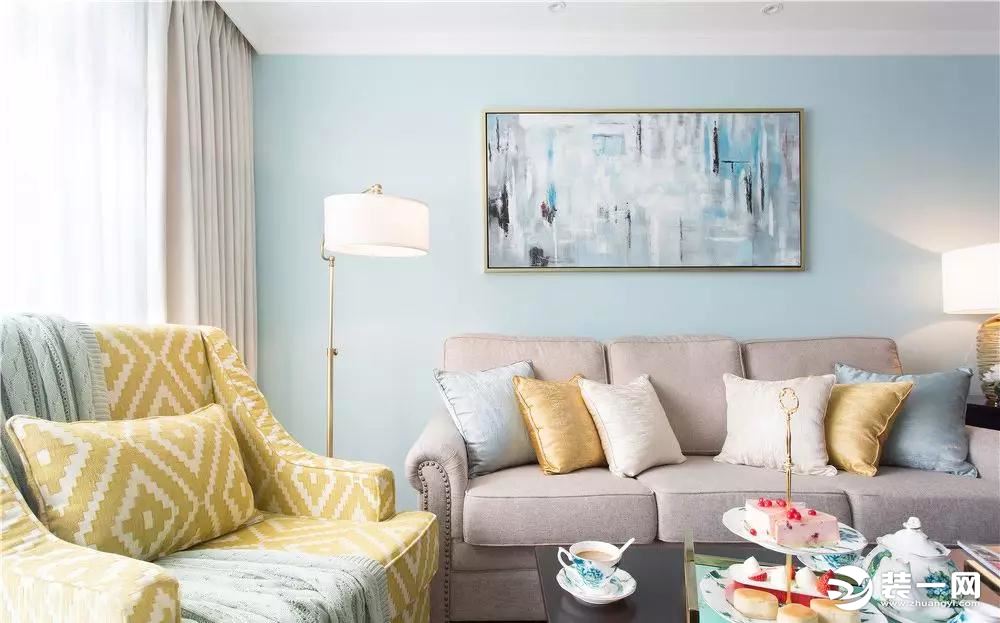  沙发舒适惬意之中满载生活气息，一幅斑驳的艺术装饰画提升了客厅整体格调。