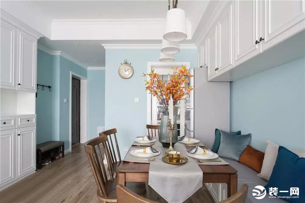 餐厅延续客厅清新舒适的基调，软装选择与空间主调同色系的蓝色抱枕，减少颜色过多带来的杂乱感。