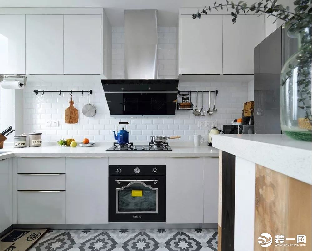 厨房集美观与实用性于一体，白色的厨房永远都不用担心过时，整体清爽简洁。