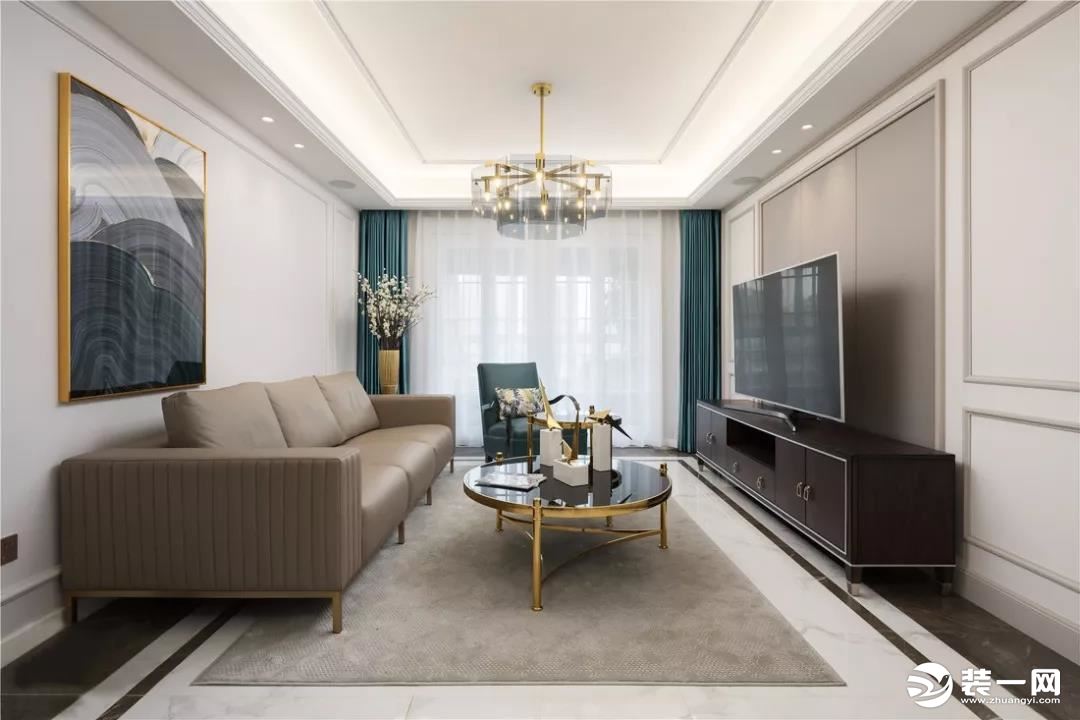 客厅，雅致有格调的沙发，搭配精心挑选的装饰画，让客厅区域变得更加舒适高雅。