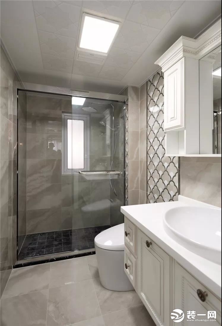 卫生间灰白色搭配简洁优雅，局部花砖点缀突出精致感，这就是生活最完美的状态。