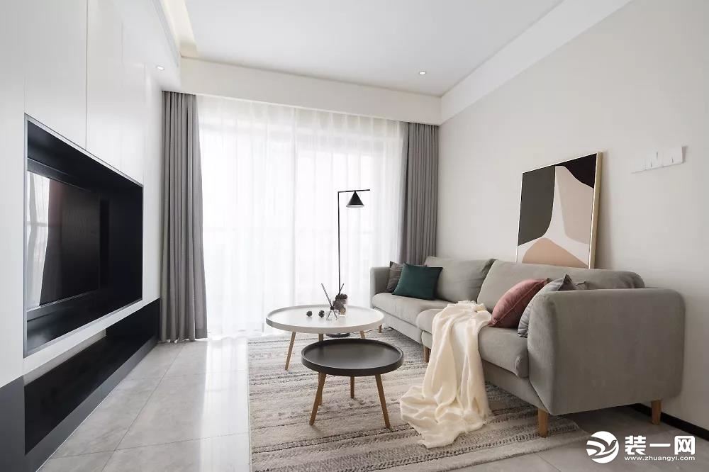 客厅空间在灰色调的墙面基础，整体现代简约的家居布置，呈现出一个轻松自然的氛围感。
