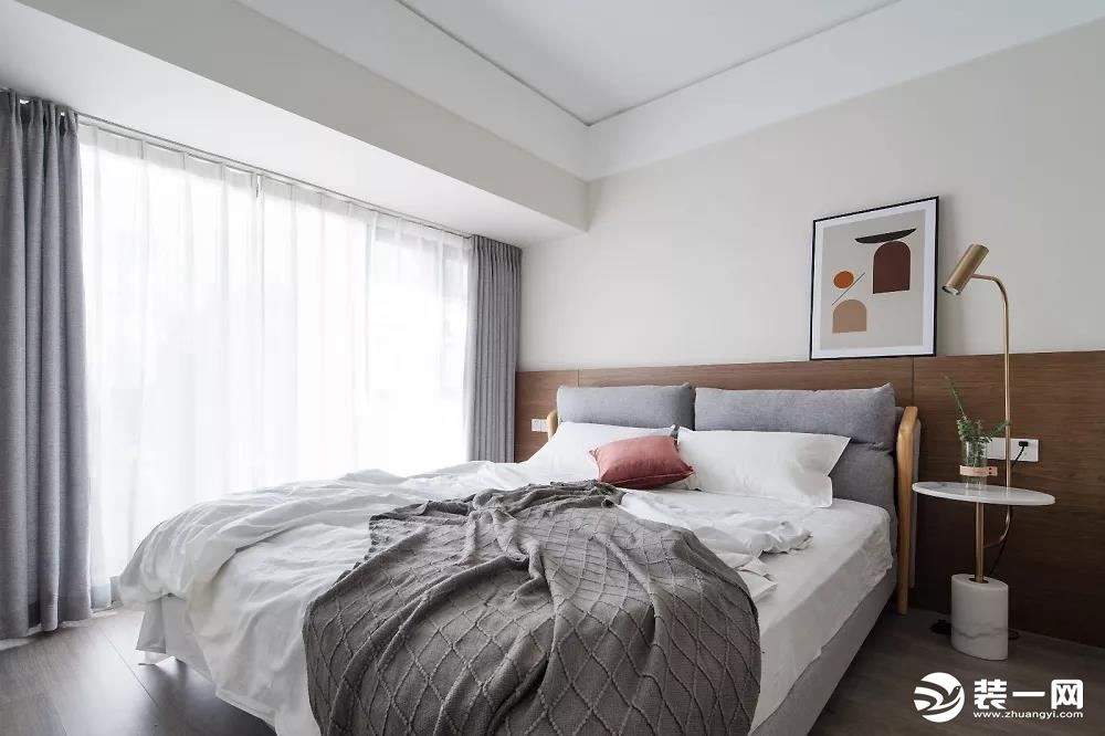 卧室，灰色、白色与木色和谐交融，营造出一种安静、舒适的气质。