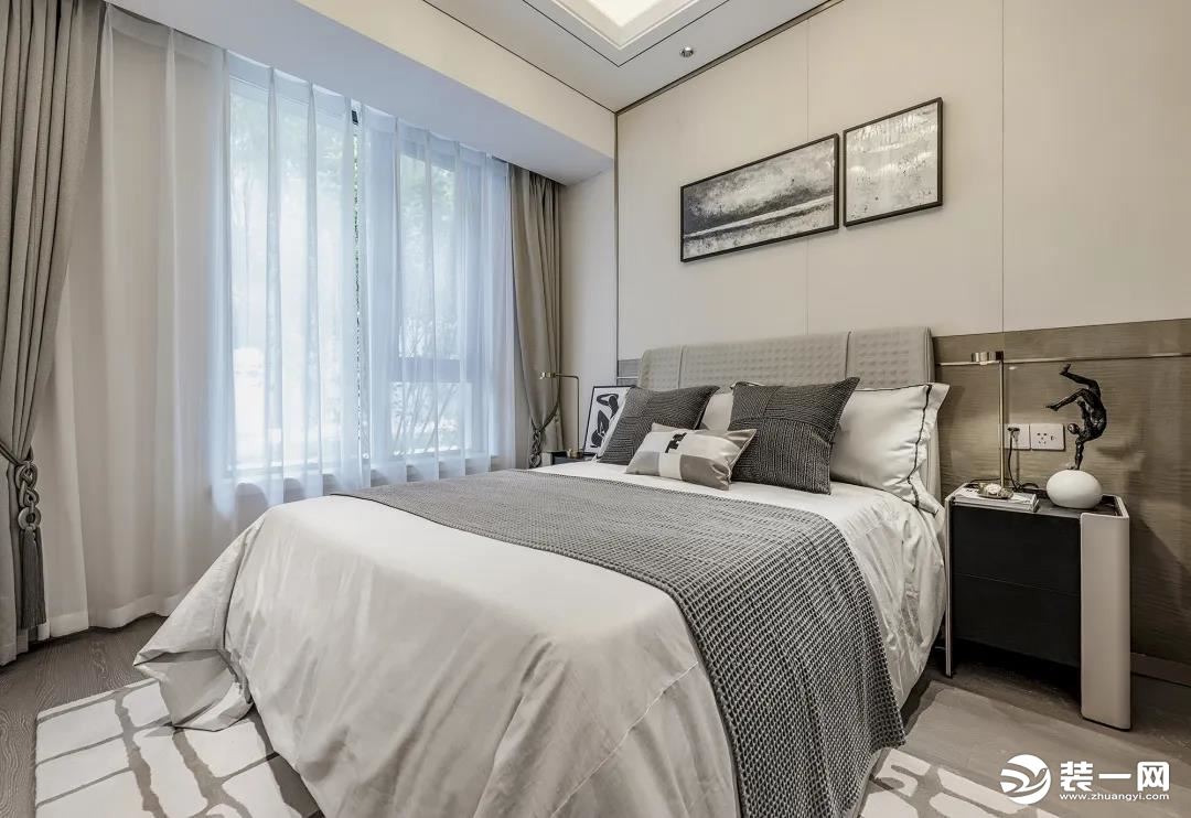 床头两侧摆上深色床头柜，还有对称的床头灯布置，让空间充满端庄优雅的大气氛围。