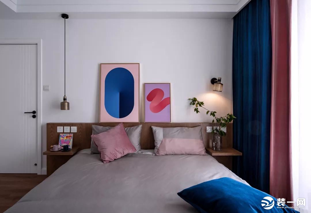 主卧室的床头做了护墙板的设计，还把床头柜结合在了护墙板当中，让整体多出一些简洁感、深蓝色、粉色结合的