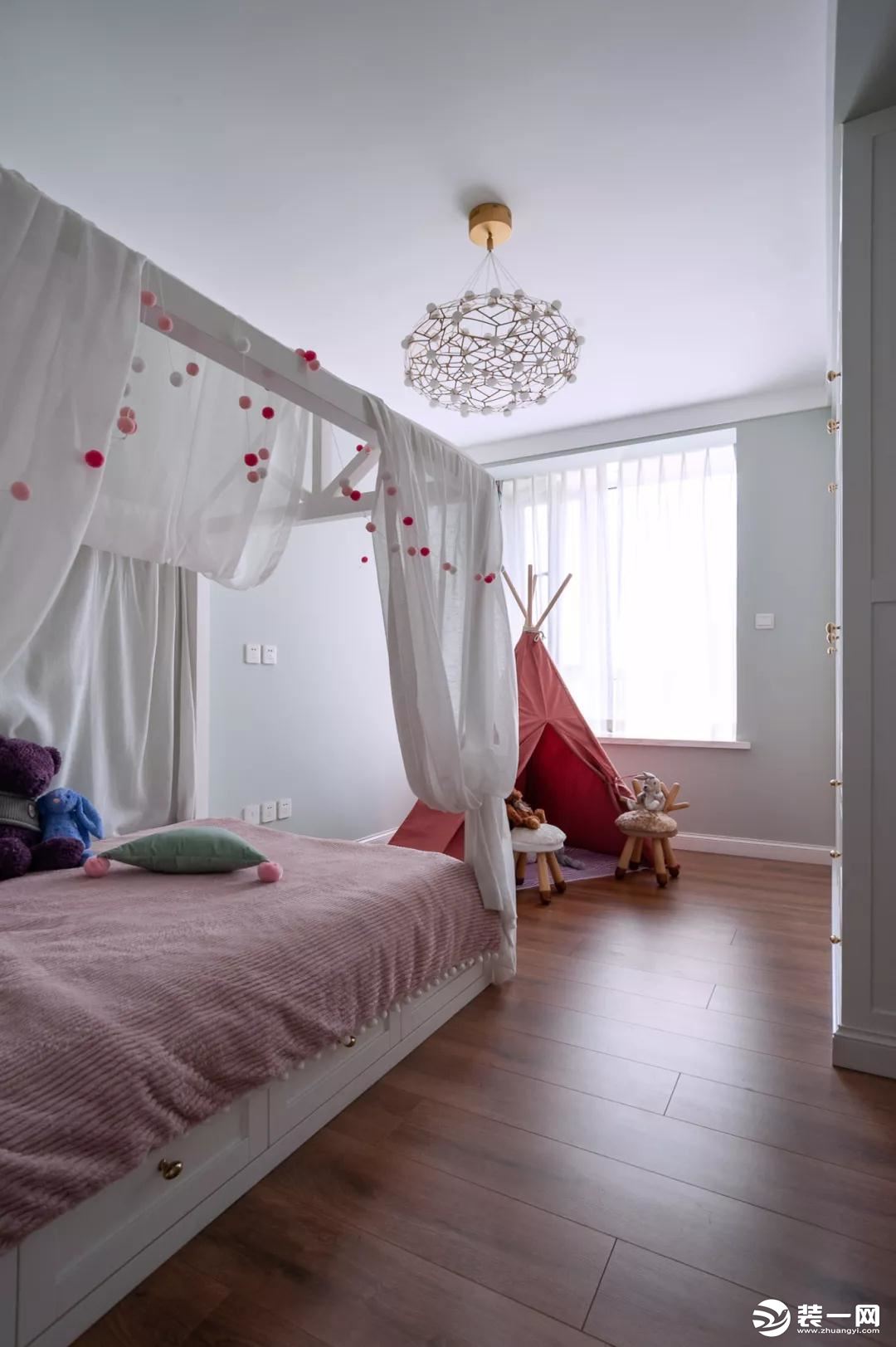 儿童房的软装以粉色为主，墙面被刷成了浅绿色，榻榻米床搭配衣柜和一个小帐篷，让儿童房布局紧凑而又实用，