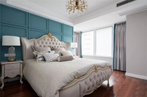 精致华美的欧式大床与整体风格相吻合，床头背景墙无论是造型上还是色彩上都颇有新意，让人眼前一亮。