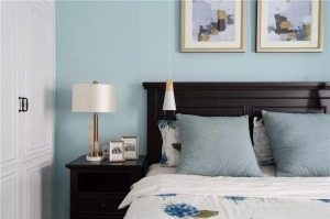  低明度的蓝色墙面与同色系的软装进行合理搭配，显得清爽而又干净。