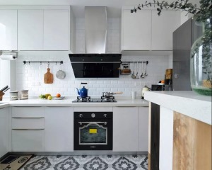 厨房集美观与实用性于一体，白色的厨房永远都不用担心过时，整体清爽简洁。