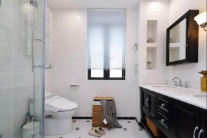 卫生间以黑白两色为主调，干净纯粹的墙面搭配宜家风格的纯黑色大浴室柜，洋溢浓郁的北欧气息，实用又美观。