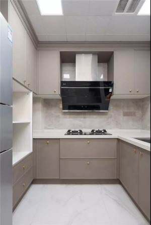 厨房干净整洁，空间收纳井井有条，整齐划分的功能分布，细微处的布局，美感与实用性兼得。