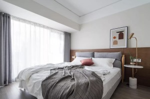 卧室，灰色、白色与木色和谐交融，营造出一种安静、舒适的气质。