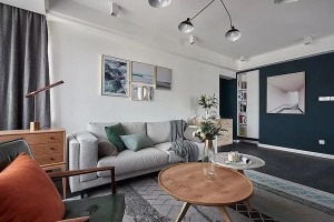 沙发、地毯和窗帘等软装配饰都是以灰色为主的设计，让整个客厅看起来更加的简约和舒适，不复杂的设计，过着