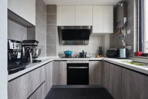 U型的厨房布局，深灰的地砖，浅灰的墙面，配合上白下灰的橱柜，不会压抑的同时显得高档整洁。