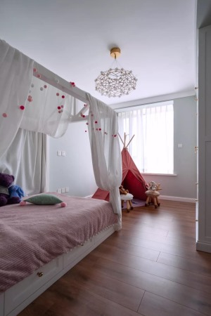儿童房的软装以粉色为主，墙面被刷成了浅绿色，榻榻米床搭配衣柜和一个小帐篷，让儿童房布局紧凑而又实用，