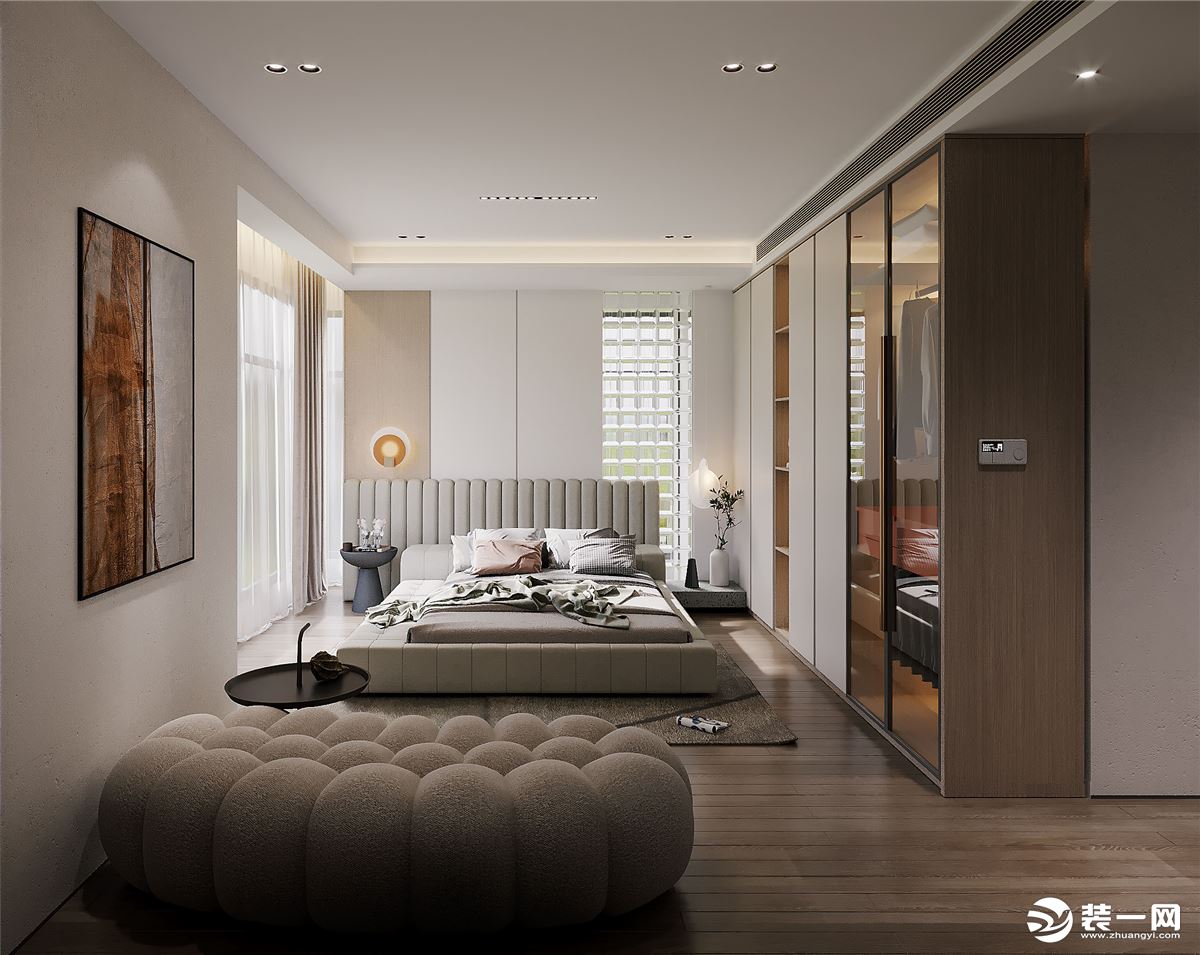 套房式主卧延续客厅的整体色调，丝绒质感的浅灰色床品带着柔软的曲线