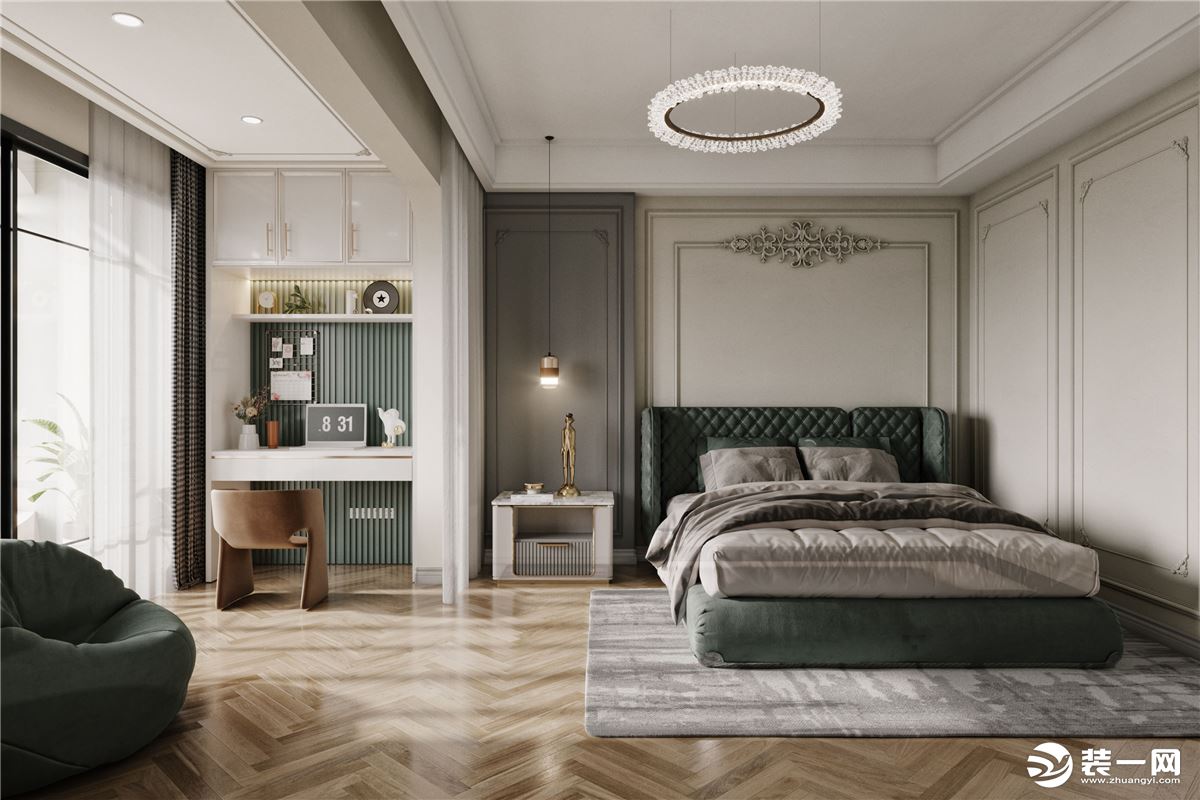 次卧将原本的阳台空间纳入了房间，增加了室内空间的面积，舒适的法式墨绿色大床搭配暖白色石膏线装饰的背景