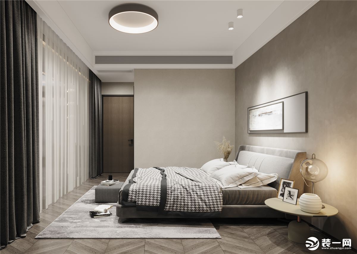 次卧素灰色的床品，深色窗帘和木质地板的搭配，既可以保留木纹自带的质朴感觉，舒适百搭
